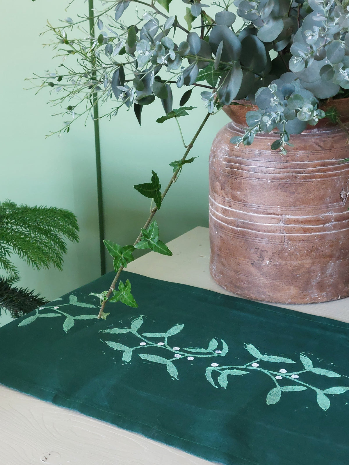mistletoe table runner green