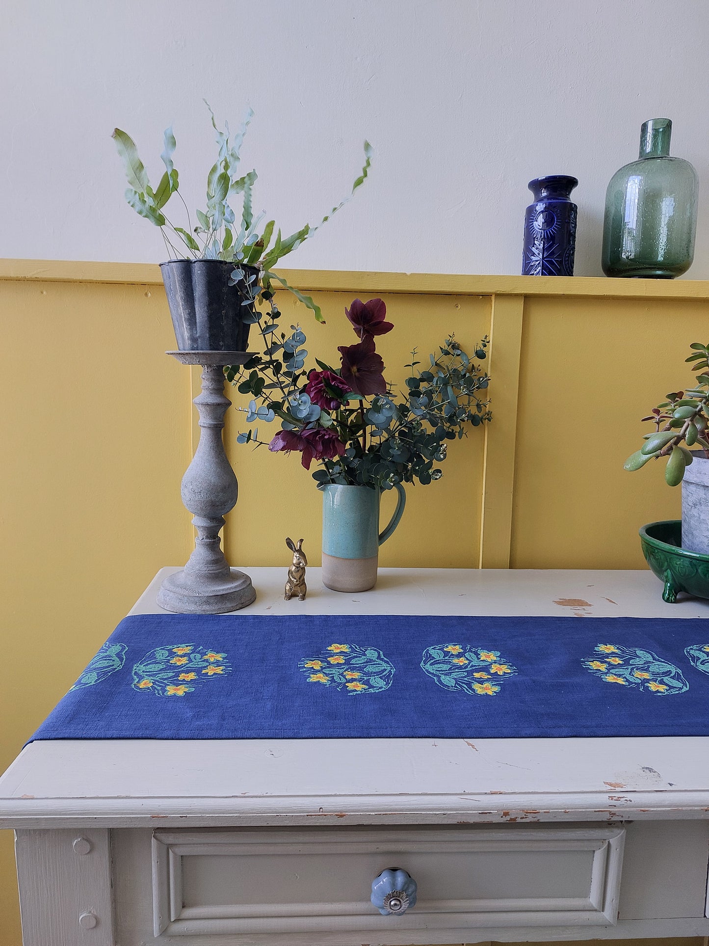 spring flowers table runner
